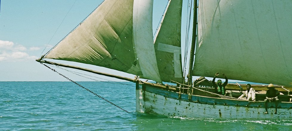 Le Beligou régate avec une goélette Vèze. (Sud de Madagascar)